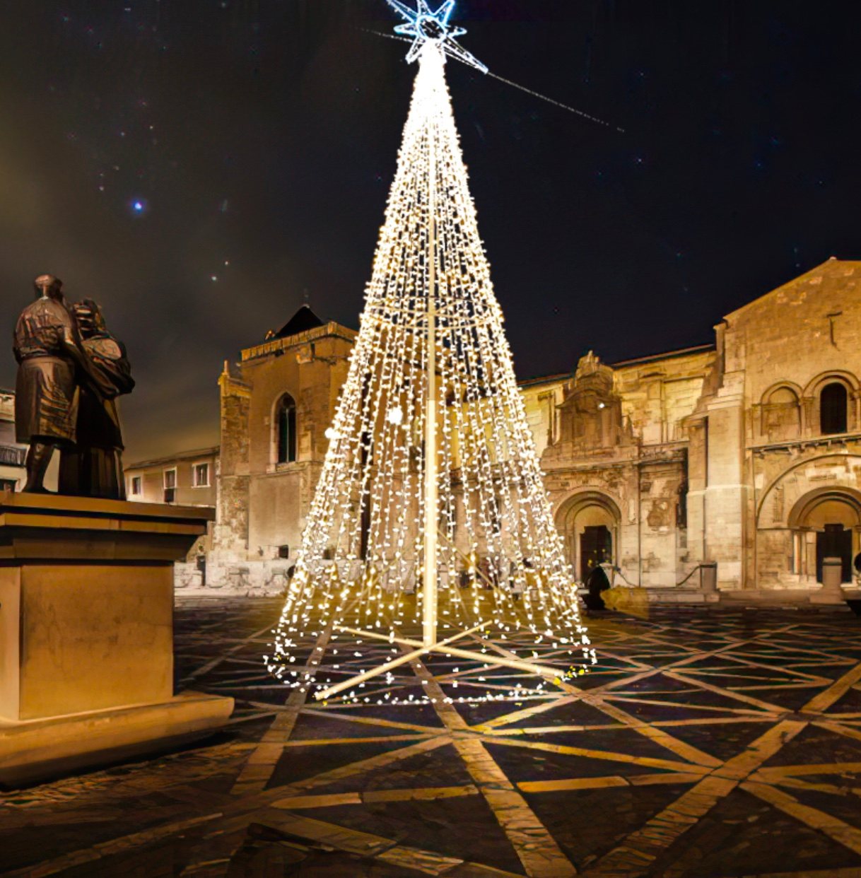 ALBERI DI NATALE DI LUCI LED GIGANTI ILLUMINATI