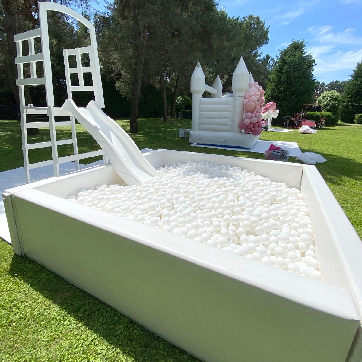 Piscina palline Bianca 2,5×2,5 mt + scala e scivolo Bianco